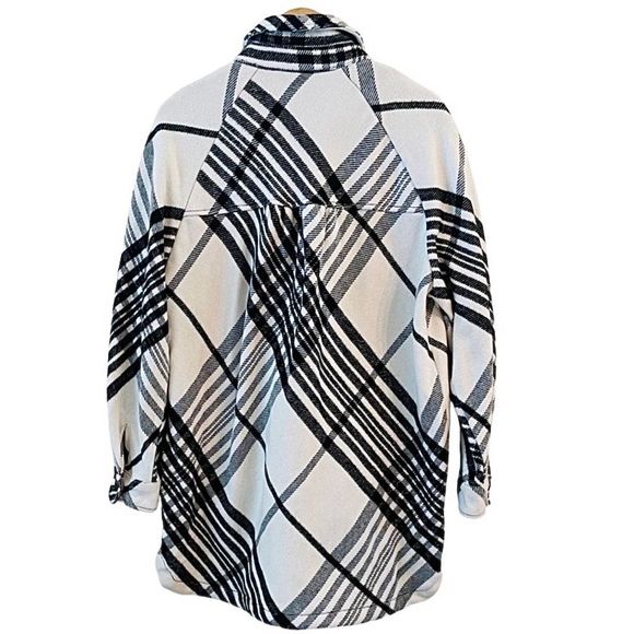 Future Collective B&W Shirred Plaid Flannel Shacket L - Picture 3 of 6